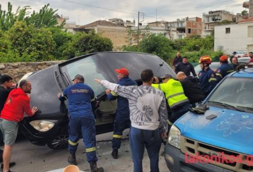 Απίστευτο τροχαίο στη Σπάρτη:  ΙΧ «καβάλησε» σταθμευμένο όχημα (ΦΩΤΟ)