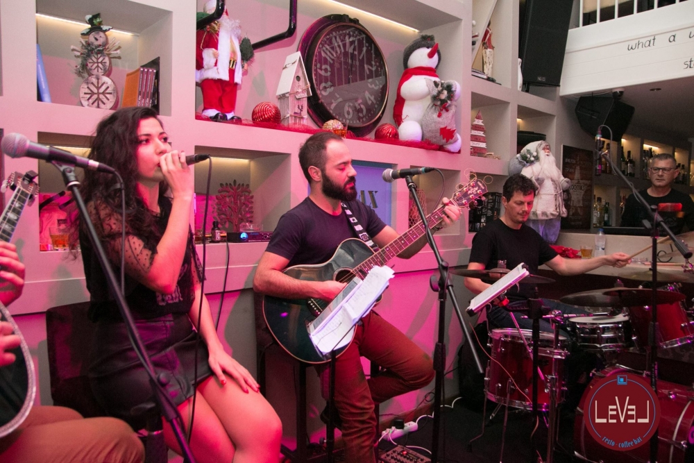 Live &mu;&epsilon; &tau;&omicron;&nu; &Tau;ά&sigma;&omicron; &Sigma;&kappa;&iota;&alpha;&delta;ά &kappa;&alpha;&iota; &tau;&eta;&nu; &omicron;&rho;&chi;ή&sigma;&tau;&rho;&alpha; &tau;&omicron;&upsilon; &sigma;&tau;&omicron; &laquo;Level&raquo;!