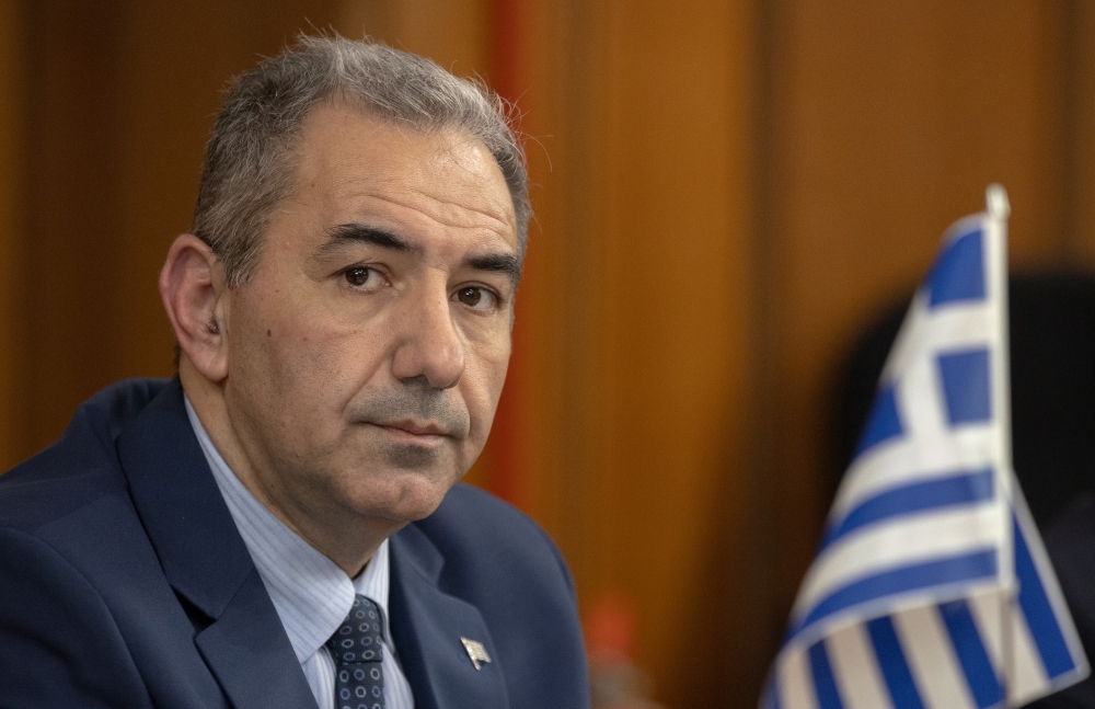 &Eta; &pi;&alpha;&rho;&alpha;&beta;ί&alpha;&sigma;&eta; &tau;&omega;&nu; &pi;&omicron;&lambda;&omega;&nu;&iota;&kappa;ώ&nu; &sigma;&upsilon;&nu;ό&rho;&omega;&nu; &alpha;&pi;ό &Rho;&omega;&sigma;&iota;&kappa;ά Drones: &Delta;&iota;&delta;ά&gamma;&mu;&alpha;&tau;&alpha; &gamma;&iota;&alpha; &tau;&eta;&nu; &epsilon;&theta;&nu;&iota;&kappa;ή &alpha;&sigma;&phi;ά&lambda;&epsilon;&iota;&alpha; &tau;&eta;&sigmaf; &Epsilon;&lambda;&lambda;ά&delta;&alpha;&sigmaf;