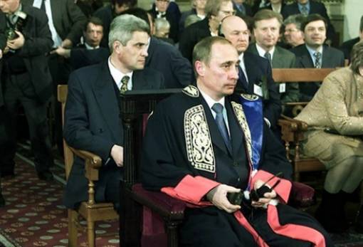 Το Πανεπιστήμιο Πελοποννήσου αφαιρεί τον τίτλο του επίτιμου διδάκτορα από τον Πούτιν