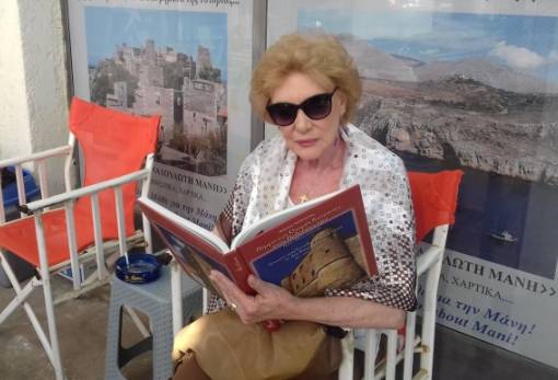 Η Μάρω Κοντού στη Μάνη και τη «Γη της Ελιάς»