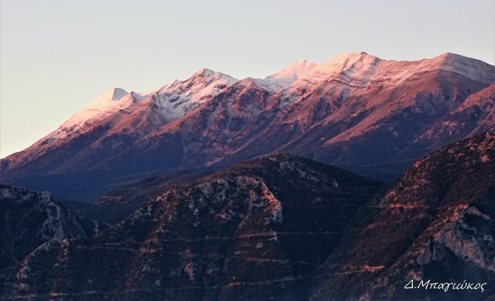 &Sigma;&tau;&alpha; &lambda;&epsilon;&upsilon;&kappa;ά &eta; &psi;&eta;&lambda;ό&tau;&epsilon;&rho;&eta; &kappa;&omicron;&rho;&upsilon;&phi;ή &tau;&omicron;&upsilon; &Tau;&alpha;ϋ&gamma;έ&tau;&omicron;&upsilon; (&Phi;&Omega;&Tau;&Omicron;)