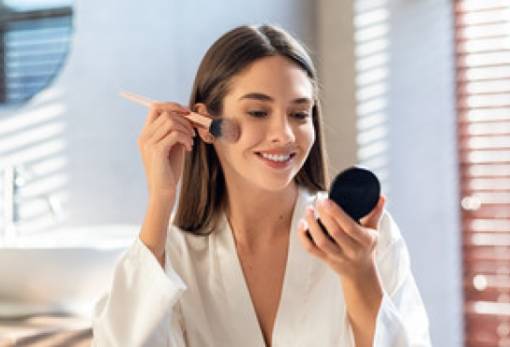 Ρουζ: 3 tips για να διαρκεί όλη μέρα