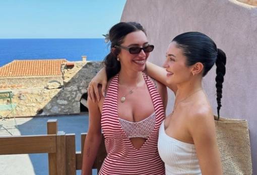 Κάιλι Τζένερ και Στέισι Καρανικολάου απολαμβάνουν διακοπές στη Μονεμβασιά