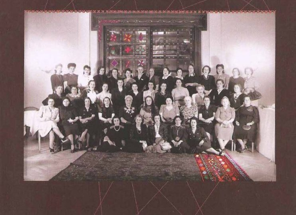 &laquo;Stitching Palestine&raquo;: &Iota;&sigma;&tau;&omicron;&rho;ί&epsilon;&sigmaf; &alpha;&pi;ό &delta;ώ&delta;&epsilon;&kappa;&alpha; &Pi;&alpha;&lambda;&alpha;&iota;&sigma;&tau;ί&nu;&iota;&epsilon;&sigmaf; &sigma;&tau;&eta;&nu; &omicron;&theta;ό&nu;&eta; &tau;&eta;&sigmaf; &Kappa;&iota;&nu;&eta;&mu;&alpha;&tau;&omicron;&gamma;&rho;&alpha;&phi;&iota;&kappa;ή&sigmaf; &Lambda;έ&sigma;&chi;&eta;&sigmaf; &laquo;&Rho;ό&delta;&omicron;&nu;&raquo;