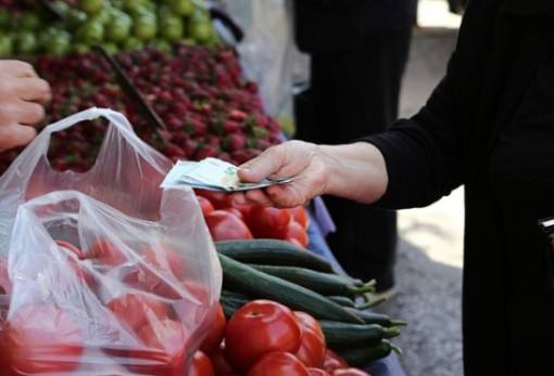 Ακρίβεια: Με το σταγονόμετρο τα ψώνια στις λαϊκές αγορές