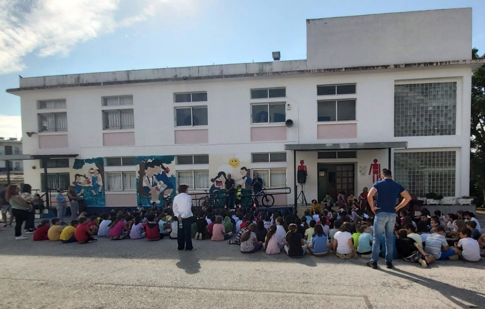 &laquo;&Sigma;&epsilon; &alpha;&sigma;&phi;&upsilon;&xi;ί&alpha; &tau;&alpha; &sigma;&chi;&omicron;&lambda;&epsilon;ί&alpha; &sigma;&tau;&omicron;&nu; &Delta;. &Sigma;&pi;ά&rho;&tau;&eta;&sigmaf;&raquo;, &delta;&iota;&alpha;&mu;&alpha;&rho;&tau;ύ&rho;&epsilon;&tau;&alpha;&iota; &omicron; &laquo;&Pi;&lambda;ή&theta;&omega;&nu;&raquo;