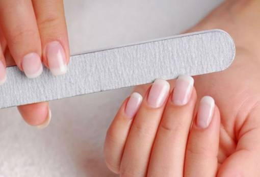 4 κινήσεις για να φροντίσεις  τα αδύναμα νύχια μετά τις διακοπές