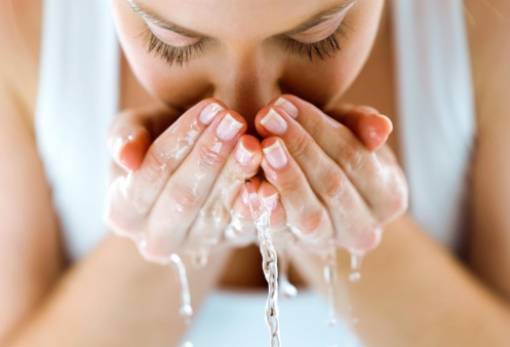 5 tips για να μην ξυπνάς με πρησμένο πρόσωπο