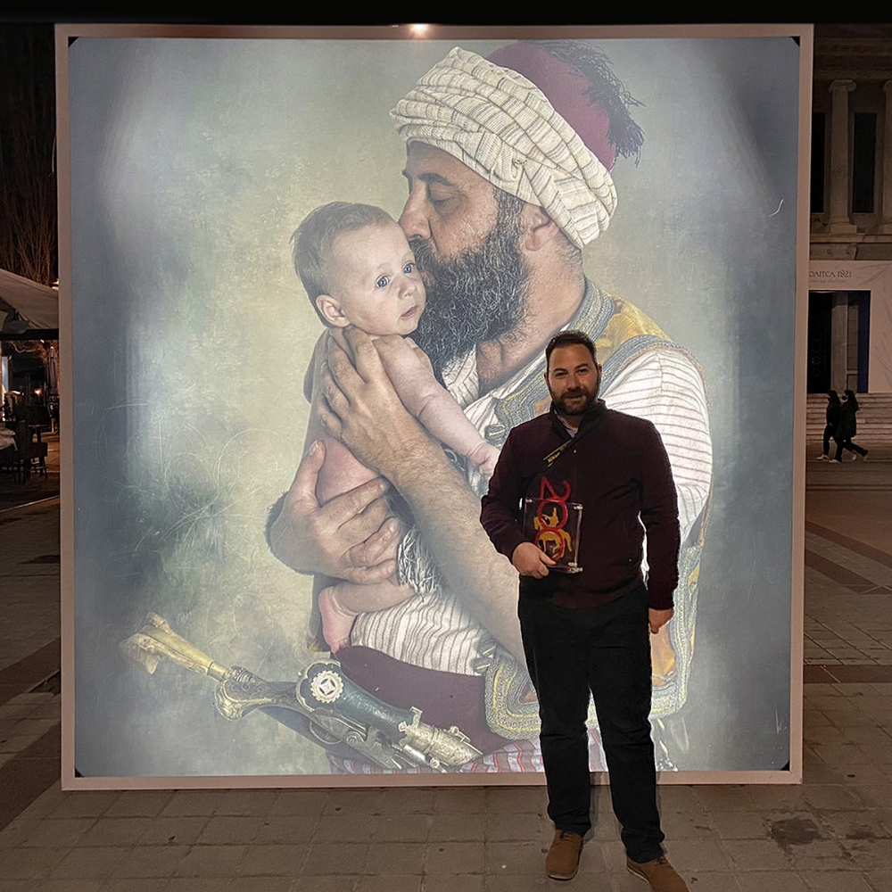 &Sigma;&tau;&omicron;&nu; &Eta;&lambda;ί&alpha; &Pi;&epsilon;&rho;&gamma;&alpha;&nu;&tau;ή &tau;&omicron; 1&omicron; &beta;&rho;&alpha;&beta;&epsilon;ί&omicron; &tau;&omicron;&upsilon; &delta;&iota;&alpha;&gamma;&omega;&nu;&iota;&sigma;&mu;&omicron;ύ &laquo;&Tau;&rho;ί&pi;&omicron;&lambda;&eta; iso 200&raquo;