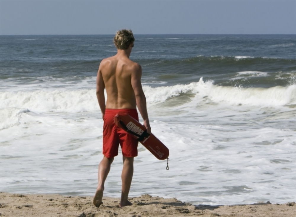 &Tau;&rho;&epsilon;ί&sigmaf; &nu;&alpha;&upsilon;&alpha;&gamma;&omicron;&sigma;ώ&sigma;&tau;&epsilon;&sigmaf; &pi;&rho;&omicron;&sigma;&lambda;&alpha;&mu;&beta;ά&nu;&epsilon;&iota; &omicron; &Delta;. &Epsilon;&lambda;&alpha;&phi;&omicron;&nu;ή&sigma;&omicron;&upsilon;