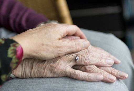 Έρευνα: Οι «εκρήξεις» γήρανσης γίνονται σε δύο συγκεκριμένες ηλικίες, κοινές για άνδρες και γυναίκες