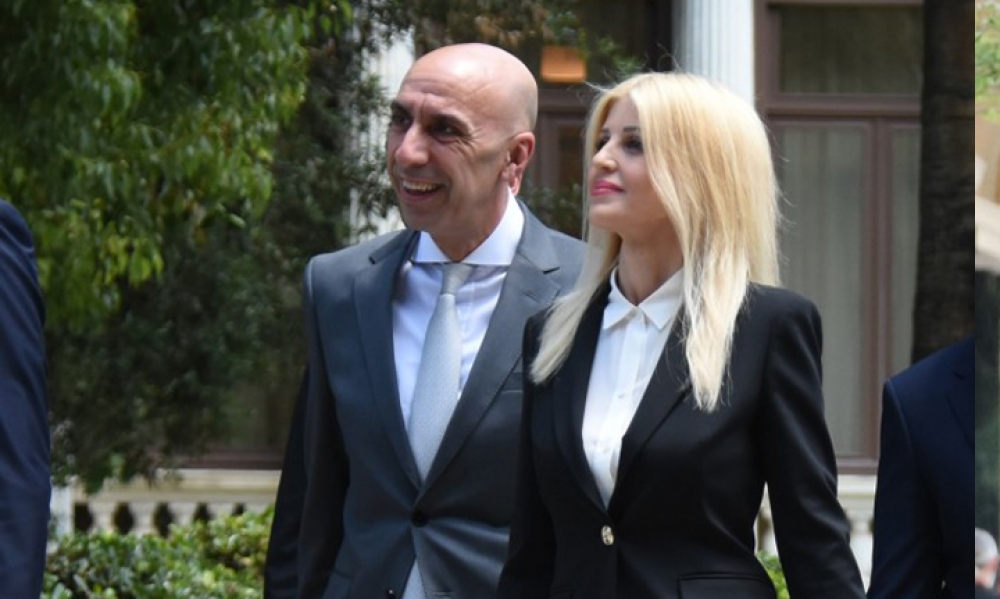 &Omicron; &Mu;&alpha;&nu;&iota;ά&tau;&eta;&sigmaf; &Gamma;&iota;ά&nu;&nu;&eta;&sigmaf; &Mu;&pi;&rho;&alpha;&tau;ά&kappa;&omicron;&sigmaf; &nu;&upsilon;&mu;&phi;&epsilon;ύ&theta;&eta;&kappa;&epsilon; &tau;&eta;&nu; &omega;&rho;&alpha;ί&alpha; &Epsilon;&lambda;έ&nu;&eta; &Rho;ά&pi;&tau;&eta;