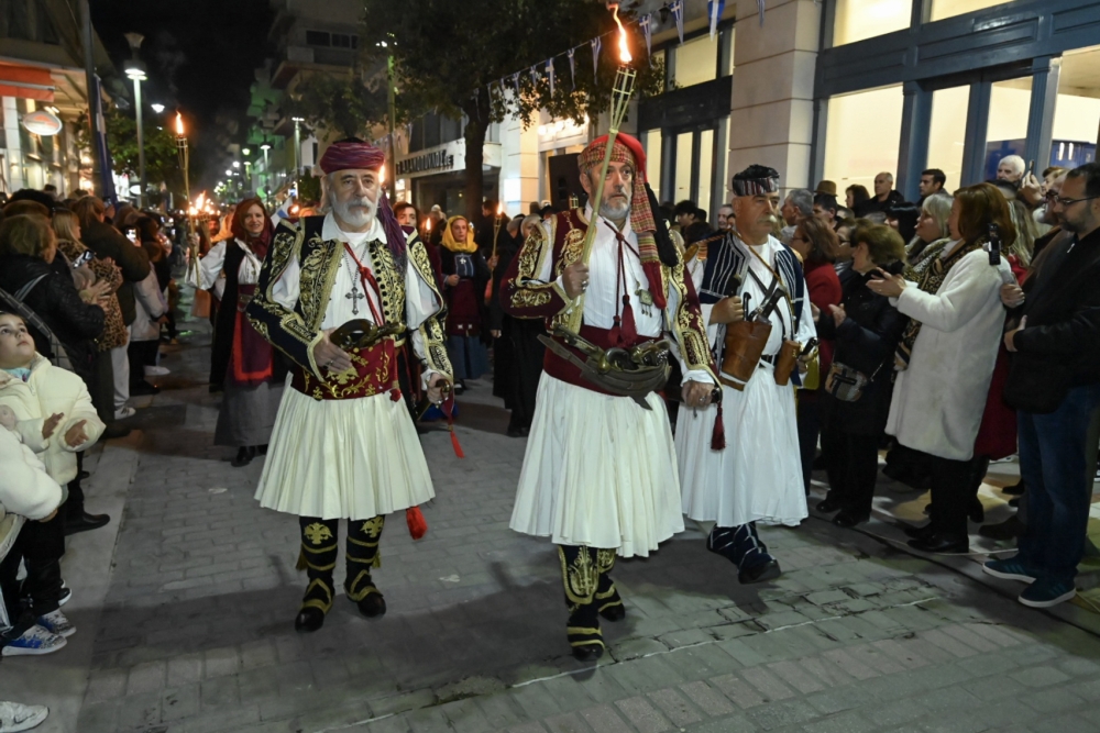 &Mu;&epsilon; &tau;&eta; &laquo;&phi;&lambda;ό&gamma;&alpha;&raquo; &kappa;&alpha;&iota; &tau;&omicron; &pi;&alpha;&rho;ά&sigma;&tau;&eta;&mu;&alpha; &tau;&eta;&sigmaf; &Sigma;&pi;ά&rho;&tau;&eta;&sigmaf; &eta; &alpha;&nu;&alpha;&beta;ί&omega;&sigma;&eta; &tau;&eta;&sigmaf; &Sigma;&upsilon;&nu;έ&lambda;&epsilon;&upsilon;&sigma;&eta;&sigmaf; &tau;&eta;&sigmaf; &Beta;&omicron;&sigma;&tau;ί&tau;&sigma;&alpha;&sigmaf;