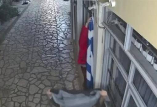 «Βραχιολάκια» σε τουρίστες που κατέβασαν την ελληνική σημαία στο Λεωνίδιο