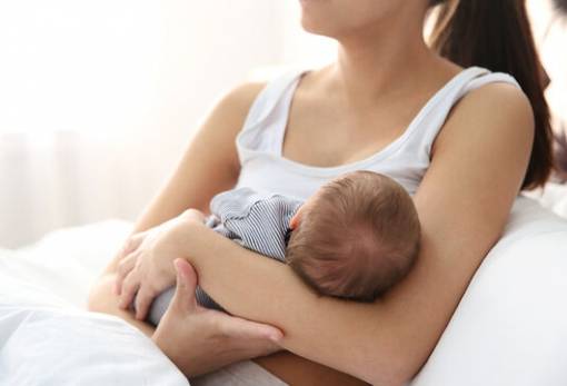 Κανένας κίνδυνος από τον θηλασμό αν η μητέρα νοσεί με Covid-19
