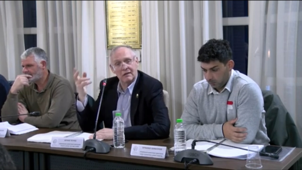 &Alpha;&pi;&alpha;&sigma;&phi;ά&lambda;&iota;&sigma;&epsilon; &omicron; &Delta;&omicron;ύ&kappa;&alpha;&sigmaf; &laquo;&gamma;&iota;&alpha; &kappa;ά&pi;&omicron;&iota;&alpha; &Mu;&Mu;&Epsilon;&raquo; &kappa;&alpha;&iota; &Pi;&alpha;&lambda;&alpha;&iota;&omicron;&lambda;ό&gamma;&omicron;&upsilon;