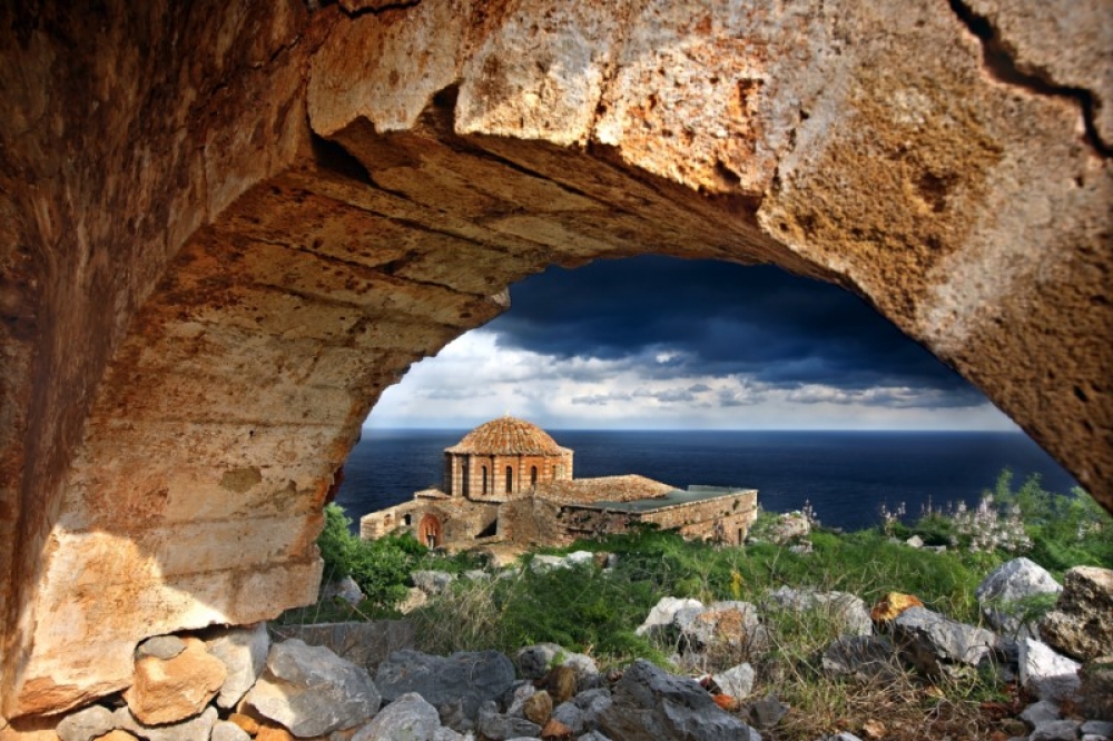 &Eta; &Alpha;&gamma;ί&alpha; &Sigma;&omicron;&phi;ί&alpha; &tau;&eta;&sigmaf; &Mu;&omicron;&nu;&epsilon;&mu;&beta;&alpha;&sigma;&iota;ά&sigmaf;