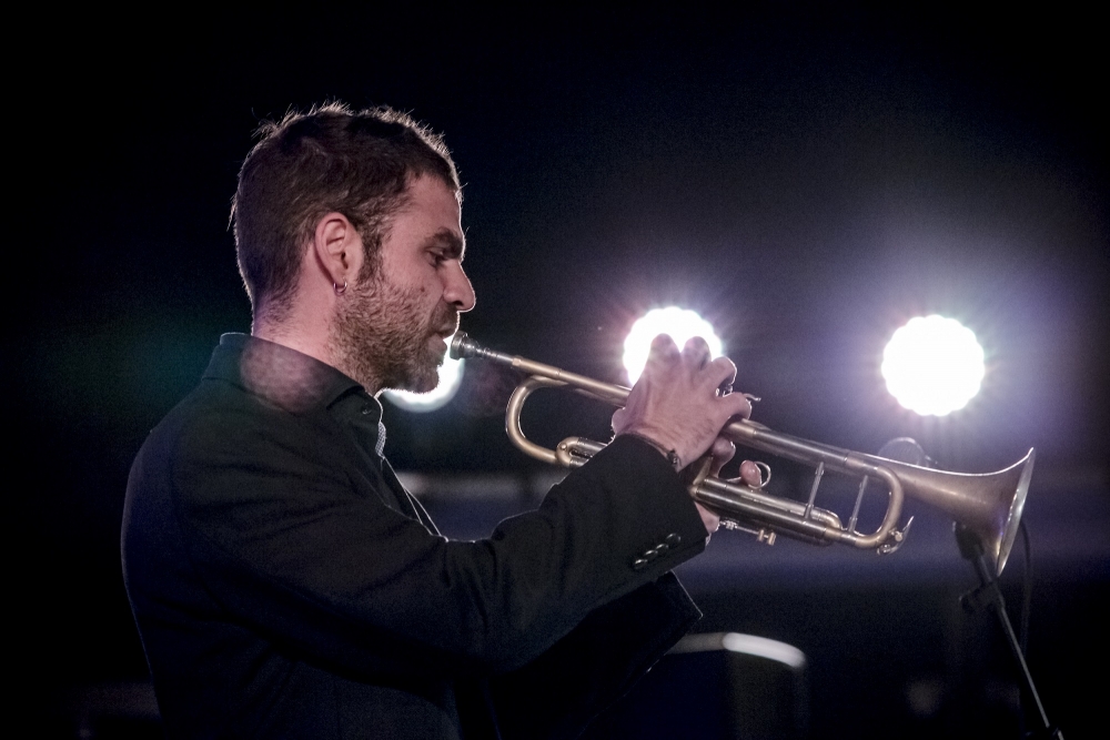 &laquo;&Omicron; &alpha;&phi;&rho;ό&sigmaf; &tau;&omega;&nu; &eta;&mu;&epsilon;&rho;ώ&nu;&raquo; &sigma;&epsilon; &rho;&upsilon;&theta;&mu;&omicron;ύ&sigmaf; &tau;&zeta;&alpha;&zeta; &sigma;&tau;&omicron; &Mu;&omicron;&upsilon;&sigma;&epsilon;ί&omicron; &Epsilon;&lambda;&iota;ά&sigmaf; &kappa;&alpha;&iota; &Lambda;&alpha;&delta;&iota;&omicron;ύ