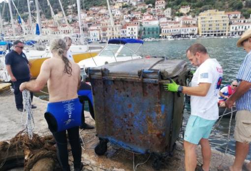 Λάστιχα, μπουκάλια έως και... κάδο «έκρυβε» ο βυθός στο Γύθειο (ΦΩΤΟ)