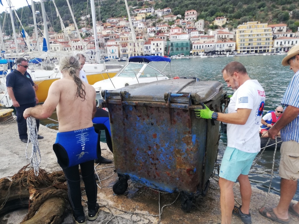 &Lambda;ά&sigma;&tau;&iota;&chi;&alpha;, &mu;&pi;&omicron;&upsilon;&kappa;ά&lambda;&iota;&alpha; έ&omega;&sigmaf; &kappa;&alpha;&iota;... &kappa;ά&delta;&omicron; &laquo;έ&kappa;&rho;&upsilon;&beta;&epsilon;&raquo; &omicron; &beta;&upsilon;&theta;ό&sigmaf; &sigma;&tau;&omicron; &Gamma;ύ&theta;&epsilon;&iota;&omicron; (&Phi;&Omega;&Tau;&Omicron;)