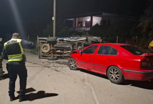 Απίστευτο τροχαίο στη Μαγούλα: Σύγκρουση ΙΧ σε στενό με ανατροπή