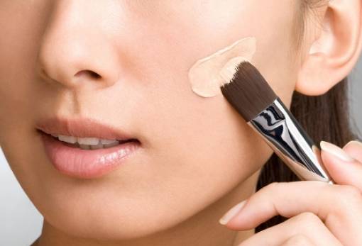 Το λάθος που κάνεις με το foundation και τονίζει τις ρυτίδες σου
