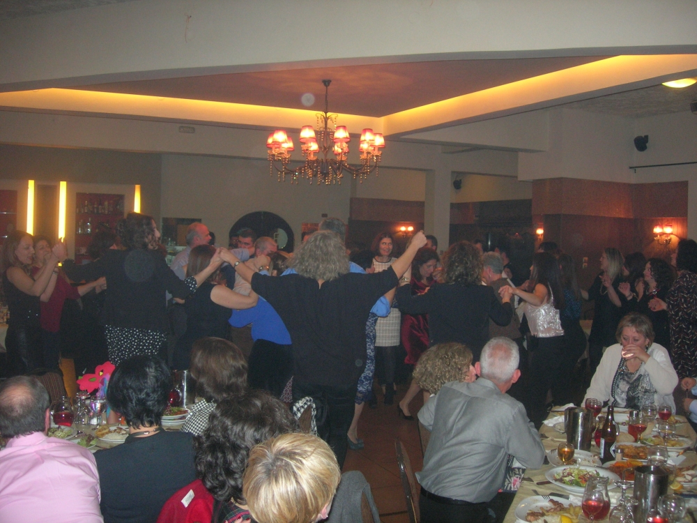 &Kappa;έ&phi;&iota;, &gamma;&lambda;έ&nu;&tau;&iota; &kappa;&alpha;&iota; &chi;&alpha;&rho;ά &sigma;&tau;&eta; &sigma;&upsilon;&nu;&epsilon;&sigma;&tau;ί&alpha;&sigma;&eta; &tau;&omicron;&upsilon; &Sigma;&upsilon;&lambda;&lambda;ό&gamma;&omicron;&upsilon; &Epsilon;&kappa;&pi;&alpha;&iota;&delta;&epsilon;&upsilon;&tau;&iota;&kappa;ώ&nu; &laquo;&Omicron; &Pi;&lambda;ή&theta;&omega;&nu;&raquo; (&Phi;&Omega;&Tau;&Omicron;)