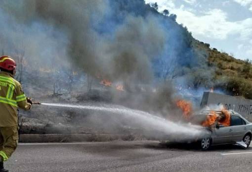 Φωτιά σε όχημα και επέκταση σε αγροτική έκταση στη Σελλασία