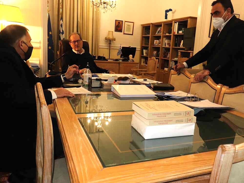 &Sigma;&upsilon;&nu;ά&nu;&tau;&eta;&sigma;&eta; &Pi;. &Nu;ί&kappa;&alpha; &mu;&epsilon; &tau;&omicron;&nu; &beta;&omicron;&upsilon;&lambda;&epsilon;&upsilon;&tau;ή &Lambda;&alpha;&kappa;&omega;&nu;ί&alpha;&sigmaf; &Nu;. &Kappa;&rho;&eta;&tau;&iota;&kappa;ό