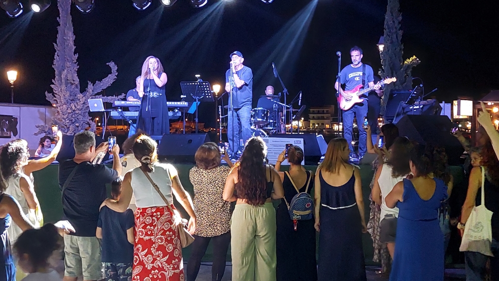 &Omicron; &Delta;&iota;&omicron;&nu;ύ&sigma;&eta;&sigmaf; &Tau;&sigma;&alpha;&kappa;&nu;ή&sigmaf; &xi;&epsilon;&sigma;ή&kappa;&omega;&sigma;&epsilon; &tau;&omicron; &kappa;&omicron;&iota;&nu;ό &tau;&eta;&sigmaf; &Pi;&lambda;&alpha;&tau;&epsilon;ί&alpha;&sigmaf; &Delta;&eta;&mu;&alpha;&rho;&chi;&epsilon;ί&omicron;&upsilon;