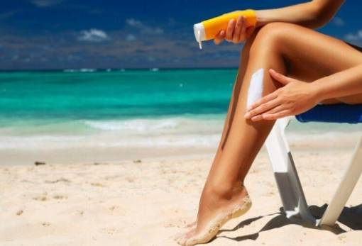 4 skincare λάθη που πρέπει να αποφεύγετε στην παραλία