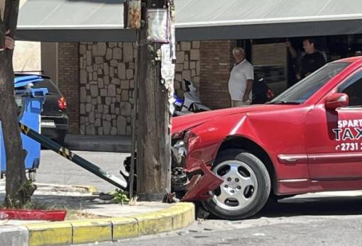 Σύγκρουση οχημάτων επί της Λυκούργου στη Σπάρτη (ΦΩΤΟ)