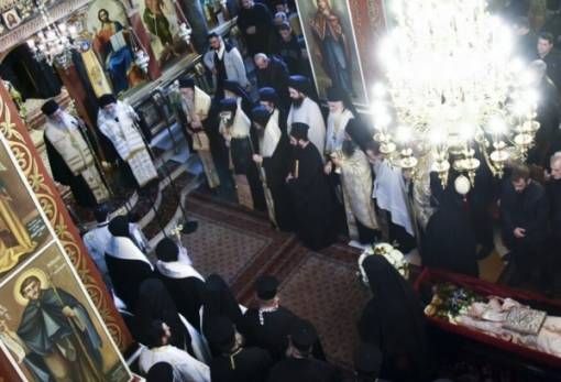 Σε φορτισμένο κλίμα η εξόδιος ακολουθία του π. Γερασίμου Πετρολέκα στους Μολάους