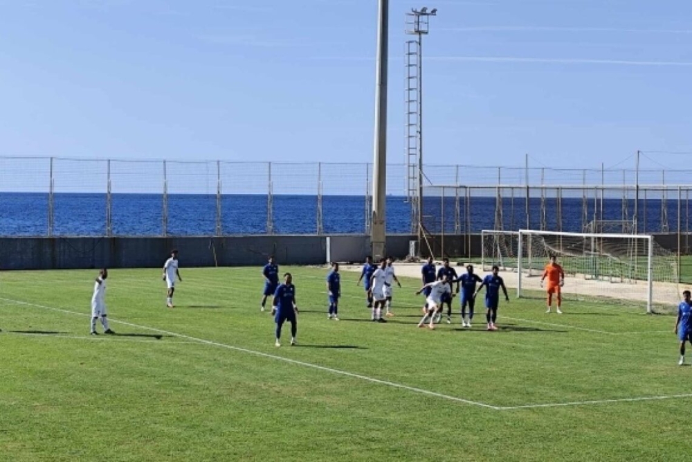 &Gamma;΄ &Epsilon;&theta;&nu;&iota;&kappa;ή: &Omicron;ύ&tau;&epsilon; &sigma;&tau;&eta; &Lambda;έ&sigma;&beta;&omicron; έ&sigma;&pi;&alpha;&sigma;&epsilon; &tau;&omicron; &laquo;&rho;ό&delta;&iota;&raquo; &omicron; &Pi;&alpha;&nu;&gamma;&upsilon;&theta;&epsilon;&alpha;&tau;&iota;&kappa;ό&sigmaf;