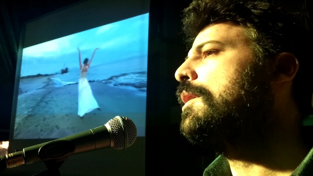 Έ&nu;&alpha;&sigmaf; &mu;&alpha;&gamma;&epsilon;&upsilon;&tau;&iota;&kappa;ό&sigmaf; &Pi;. &Mu;&pi;&omicron;ύ&sigma;&alpha;&lambda;&eta;&sigmaf; &laquo;&tau;&alpha;&xi;ί&delta;&epsilon;&psi;&epsilon;&raquo; &tau;&omicron; &kappa;&omicron;&iota;&nu;ό &sigma;&tau;&omicron; &laquo;Level&raquo;! (&Phi;&Omega;&Tau;&Omicron;-VIDEO)