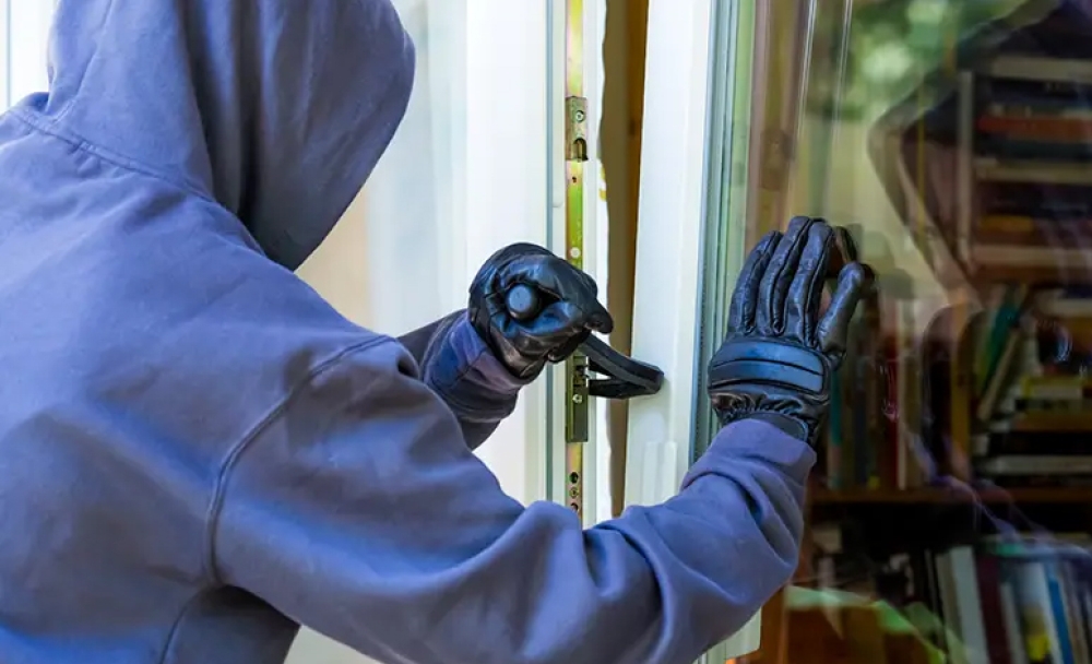 &Sigma;&pi;ά&rho;&tau;&eta;: &Pi;ή&gamma;&epsilon; &nu;&alpha; &pi;&omicron;&tau;ί&sigma;&epsilon;&iota; &tau;&alpha; &lambda;&omicron;&upsilon;&lambda;&omicron;ύ&delta;&iota;&alpha; &kappa;&alpha;&iota; &beta;&rho;ή&kappa;&epsilon; &tau;&omicron;&upsilon;&sigmaf; &kappa;&lambda;έ&phi;&tau;&epsilon;&sigmaf; &mu;&epsilon;&sigmaf; &tau;&omicron; &sigma;&pi;ί&tau;&iota;