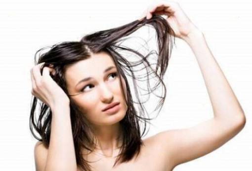 Πώς θα «εκπαιδεύσεις» τα μαλλιά σου να λαδώνουν λιγότερο