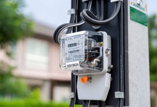 Οι ισχυροί άνεμοι και οι πολλές βροχές ρίχνουν την τιμή του ρεύματος