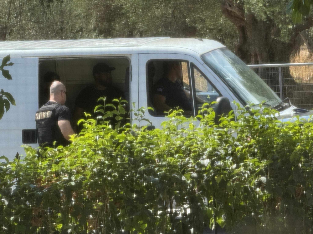 &laquo;&Mu;ά&zeta;&epsilon;&psi;&epsilon;&raquo; &lambda;&alpha;&theta;&rho;&omicron;-&pi;&omega;&lambda;&eta;&tau;έ&sigmaf; &eta; &Epsilon;&Lambda;&Alpha;&Sigma; &sigma;&tau;&omicron; &pi;&alpha;&nu;&eta;&gamma;ύ&rho;&iota; &Mu;&upsilon;&sigma;&tau;&rho;ά