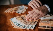 &Epsilon;&pi;&iota;&chi;&epsilon;&iota;&rho;ή&sigma;&epsilon;&iota;&sigmaf;: &Mu;ό&lambda;&iota;&sigmaf; &tau;&omicron; 8,3% &tau;&eta;&sigmaf; &chi;&rho;&eta;&mu;&alpha;&tau;&omicron;&delta;ό&tau;&eta;&sigma;&eta;&sigmaf; &tau;&eta;&nu; &pi;&epsilon;&rho;ί&omicron;&delta;&omicron; 2019&ndash;2025 &kappa;&alpha;&tau;&epsilon;&upsilon;&theta;ύ&nu;&theta;&eta;&kappa;&epsilon; &sigma;&epsilon; &epsilon;&pi;&epsilon;&nu;&delta;&upsilon;&tau;&iota;&kappa;ά &delta;ά&nu;&epsilon;&iota;&alpha;