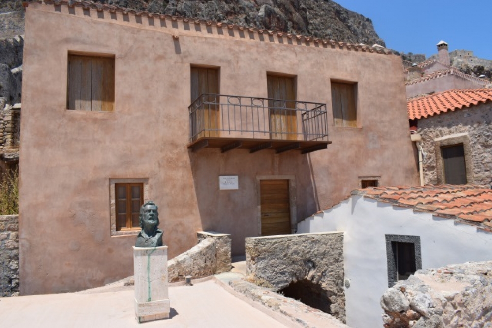 &Sigma;&tau;&eta;&nu; &kappa;&upsilon;&rho;&iota;ό&tau;&eta;&tau;&alpha; &tau;&omicron;&upsilon; &Delta;ή&mu;&omicron;&upsilon; &Mu;&omicron;&nu;&epsilon;&mu;&beta;&alpha;&sigma;ί&alpha;&sigmaf; &eta; &omicron;&iota;&kappa;ί&alpha; &tau;&omicron;&upsilon; &Gamma;&iota;ά&nu;&nu;&eta; &Rho;ί&tau;&sigma;&omicron;&upsilon;