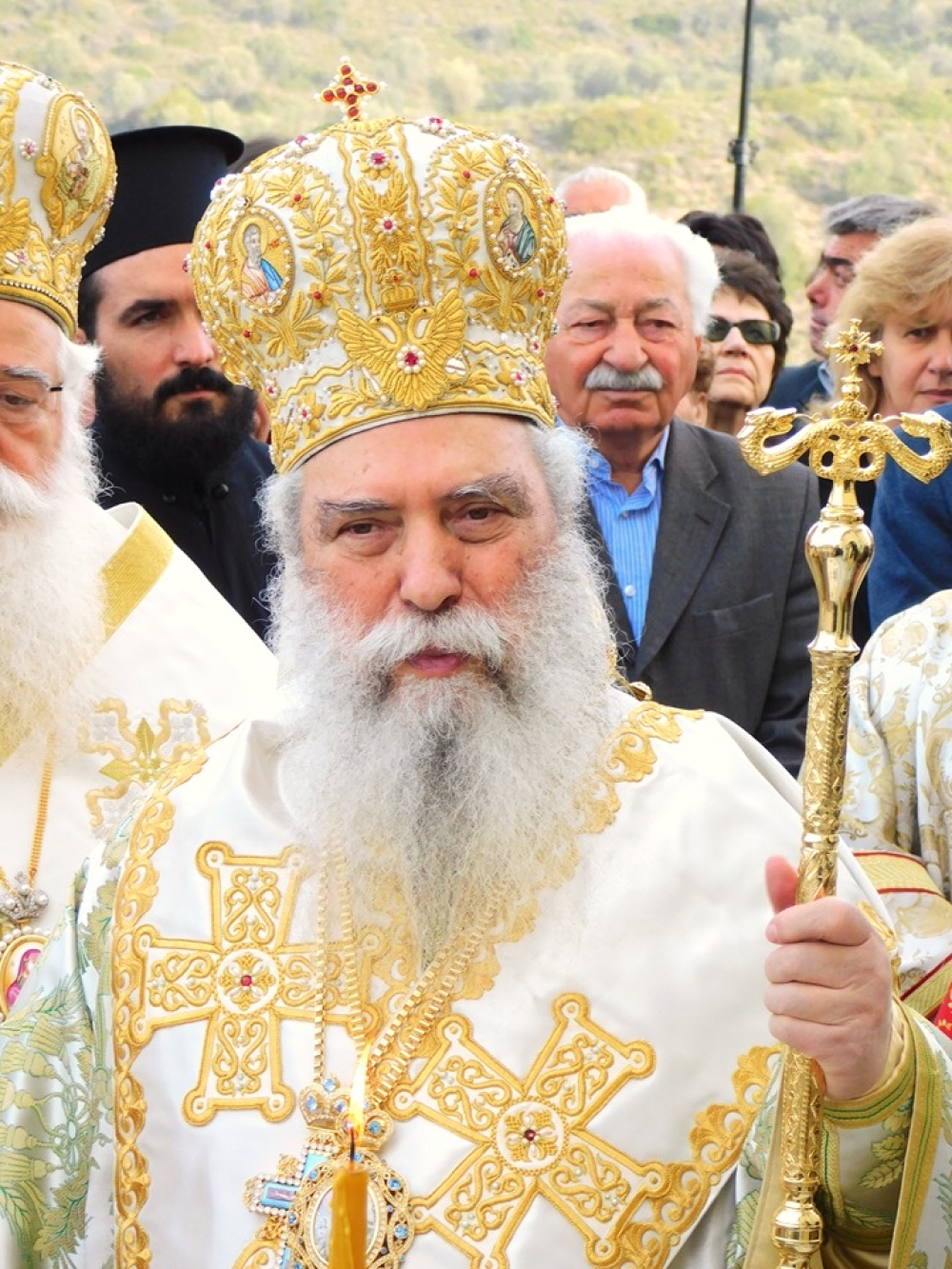 &Pi;&omicron;&iota;&mu;&epsilon;&nu;ά&rho;&chi;&eta;&sigmaf; &Epsilon;&upsilon;&sigma;&tau;ά&theta;&iota;&omicron;&sigmaf;: &laquo;&Phi;&rho;&iota;&kappa;&tau;ό &tau;&omicron; &nu;&omicron;&mu;&omicron;&sigma;&chi;έ&delta;&iota;&omicron; &pi;&omicron;&upsilon; &kappa;&alpha;&theta;&iota;&epsilon;&rho;ώ&nu;&epsilon;&iota; &gamma;ά&mu;&omicron; &omicron;&mu;&omicron;&phi;ύ&lambda;&omega;&nu;&raquo;