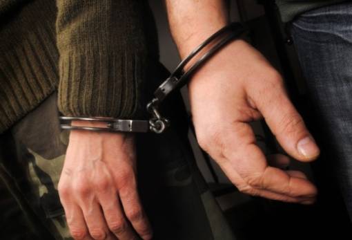 Τσιγαριλίκι και τρίφτης κάνναβης τους έστειλαν στο κελί