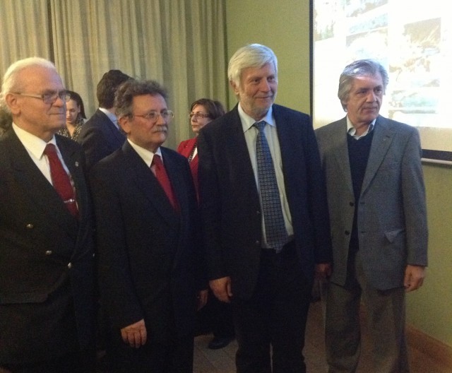 &Sigma;&tau;&omicron; &Epsilon;&lambda;&sigma;ί&nu;&kappa;&iota; &pi;&alpha;&rho;&omicron;&upsilon;&sigma;&iota;ά&sigma;&tau;&eta;&kappa;&epsilon; &tau;&omicron; &tau;&omicron;&upsilon;&rho;&iota;&sigma;&tau;&iota;&kappa;ό &pi;&rho;&omicron;ϊό&nu; &tau;&eta;&sigmaf; &Pi;&epsilon;&lambda;&omicron;&pi;&omicron;&nu;&nu;ή&sigma;&omicron;&upsilon;