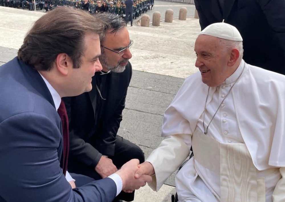 &Mu;&epsilon; &tau;&omicron;&nu; &Pi;ά&pi;&alpha; &Phi;&rho;&alpha;&gamma;&kappa;ί&sigma;&kappa;&omicron; &sigma;&upsilon;&nu;&alpha;&nu;&tau;ή&theta;&eta;&kappa;&epsilon; &omicron; &Kappa;&upsilon;&rho;. &Pi;&iota;&epsilon;&rho;&rho;&alpha;&kappa;ά&kappa;&eta;&sigmaf;