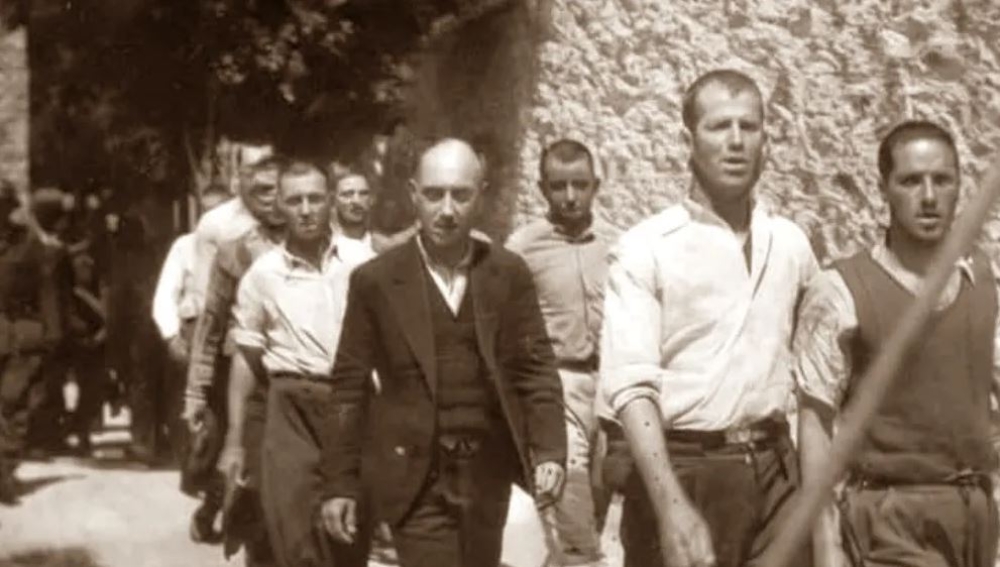 &Pi;&epsilon;&rho;ί&pi;&alpha;&tau;&omicron;&sigmaf; &iota;&sigma;&tau;&omicron;&rho;&iota;&kappa;ή&sigmaf; &mu;&nu;ή&mu;&eta;&sigmaf; &sigma;&tau;&eta;&nu; &Alpha;&theta;ή&nu;&alpha;: &Sigma;&tau;&alpha; &beta;ή&mu;&alpha;&tau;&alpha; &tau;&omega;&nu; 200 &epsilon;&kappa;&tau;&epsilon;&lambda;&epsilon;&sigma;&mu;έ&nu;&omega;&nu; &kappa;&omicron;&mu;&mu;&omicron;&upsilon;&nu;&iota;&sigma;&tau;ώ&nu;