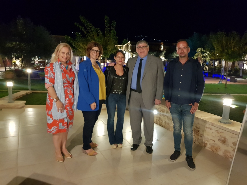 &Alpha;&mu;&epsilon;&rho;&iota;&kappa;&alpha;&nu;&omicron;ί &tau;&omicron;&upsilon;&rho;ί&sigma;&tau;&epsilon;&sigmaf; έ&rho;&chi;&omicron;&nu;&tau;&alpha;&iota; &gamma;&iota;&alpha; &theta;&epsilon;&mu;&alpha;&tau;&iota;&kappa;ό &tau;&omicron;&upsilon;&rho;&iota;&sigma;&mu;ό &sigma;&tau;&eta; &Sigma;&pi;ά&rho;&tau;&eta;