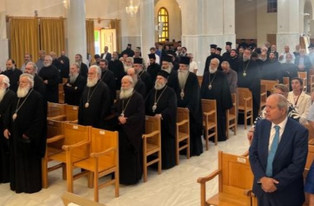 &Sigma;&tau;&alpha; &omicron;&nu;&omicron;&mu;&alpha;&sigma;&tau;ή&rho;&iota;&alpha; &tau;&omicron;&upsilon; &Alpha;&rho;&chi;&iota;&epsilon;&pi;&iota;&sigma;&kappa;ό&pi;&omicron;&upsilon; &omicron; &Mu;&eta;&tau;&rho;&omicron;&pi;&omicron;&lambda;ί&tau;&eta;&sigmaf; &Mu;ά&nu;&eta;&sigmaf;