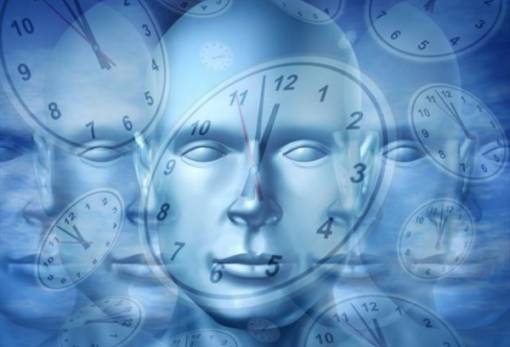 Τι σημαίνουν οι ώρες που ξυπνάς το βράδυ μέσα στον ύπνο σου;